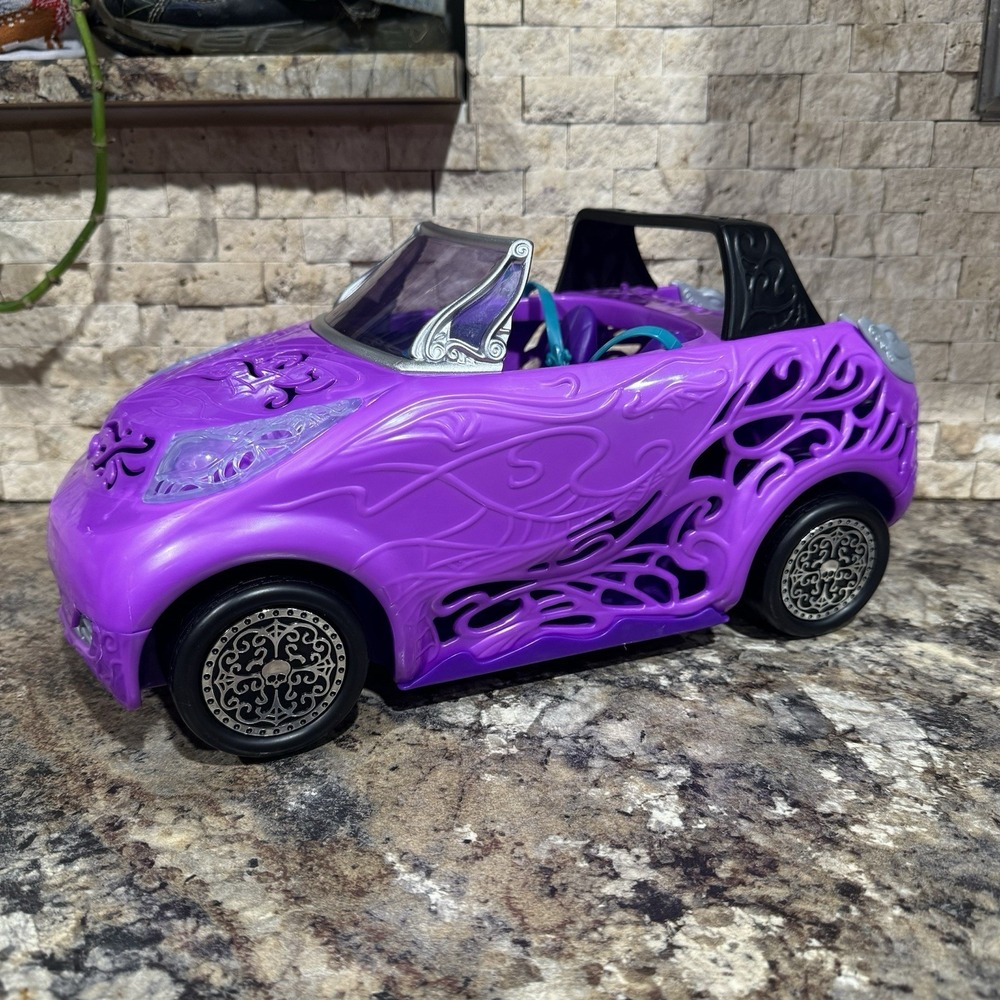 Monster High Doll  SCARIS  CAR  City Of Frights  Purple  Convertible 2012 Mattel